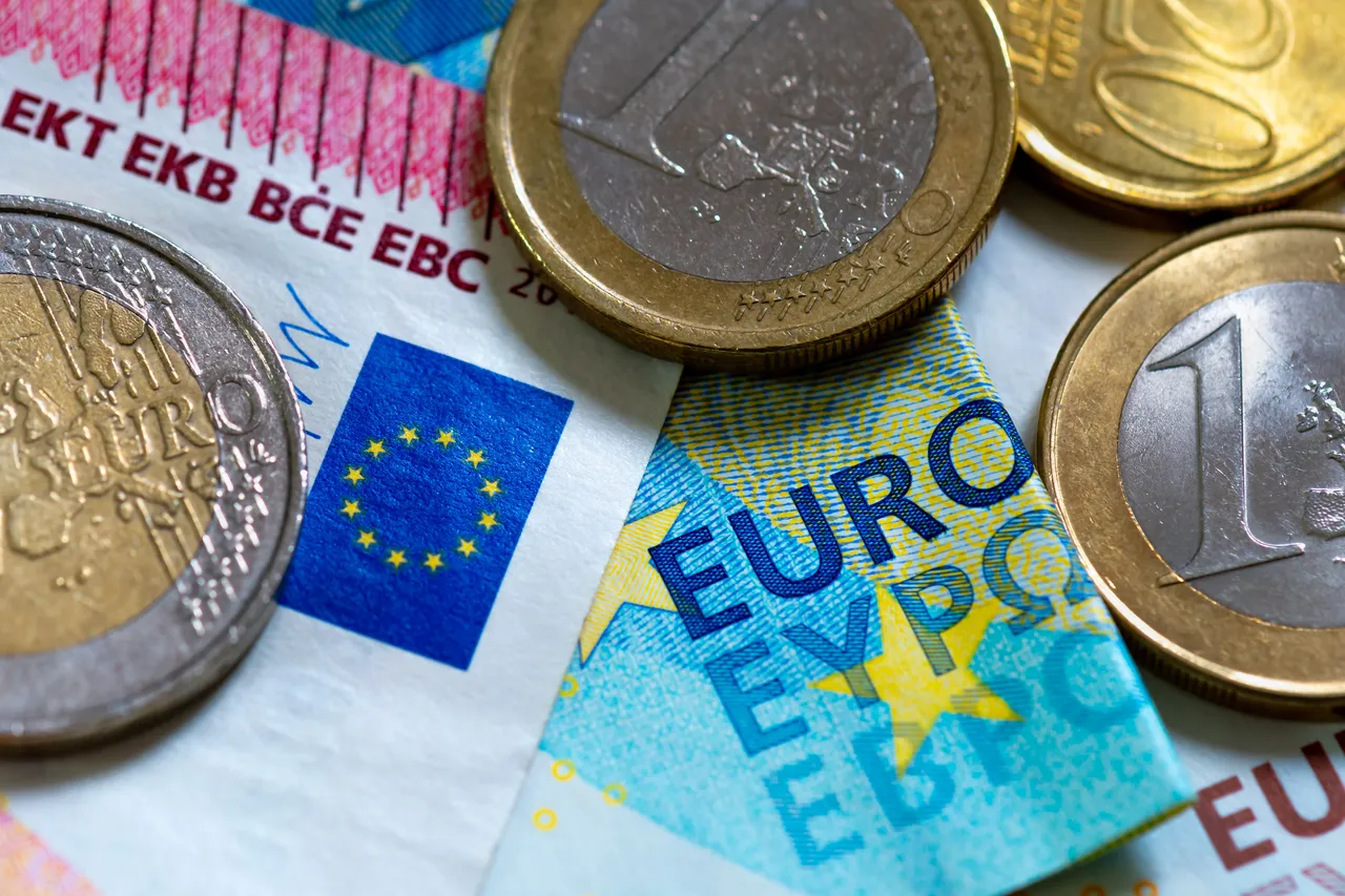 Hai conservato il primo sacchetto di euro del 2002? Ecco quanto può valere oggi