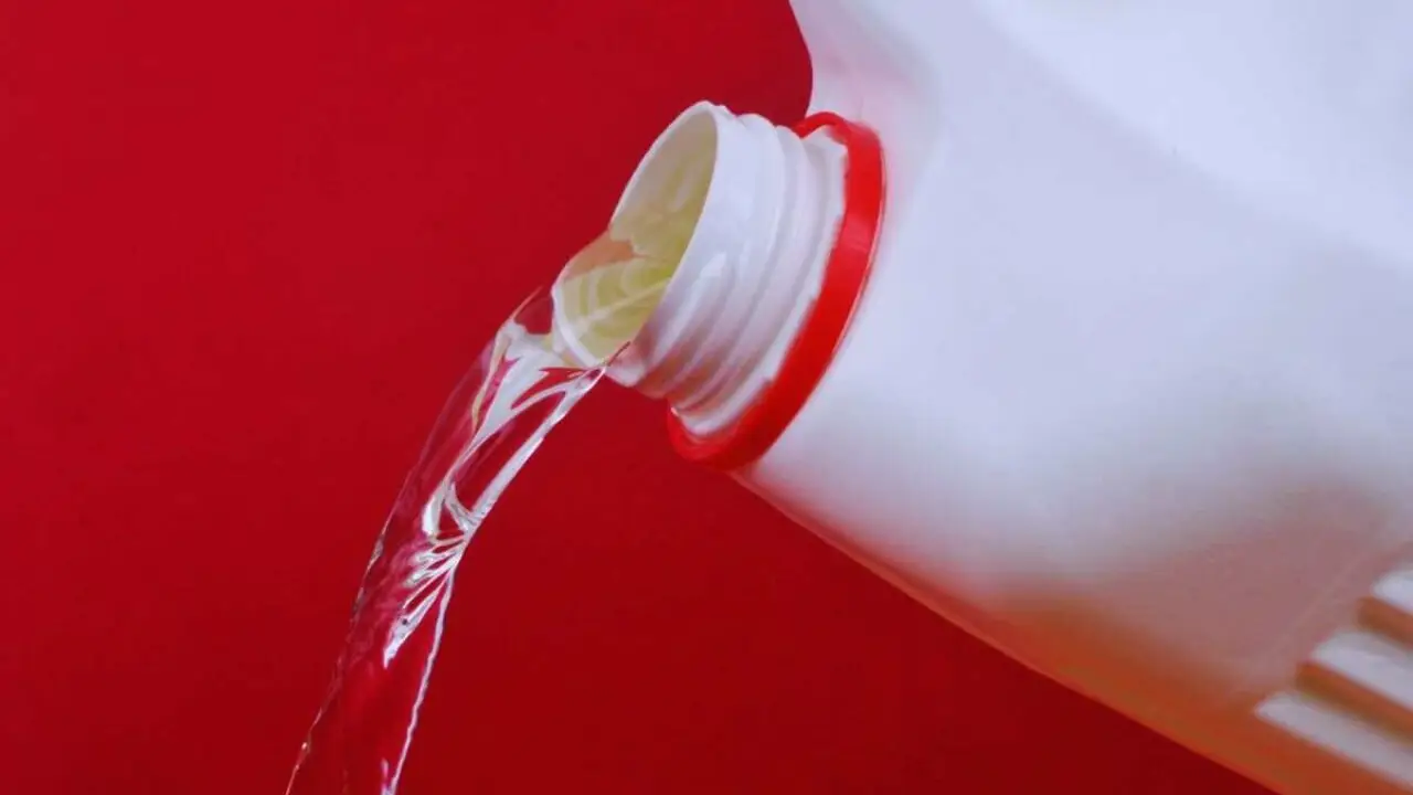 Seta ingiallita o bruciata dalla candeggina? Ecco il trucco per salvarla senza rovinarla